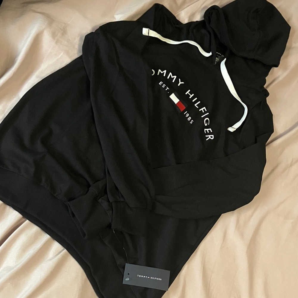 Tommy Hilfiger Black sleep Hoodie with White Drawstrings and Chest Logo
